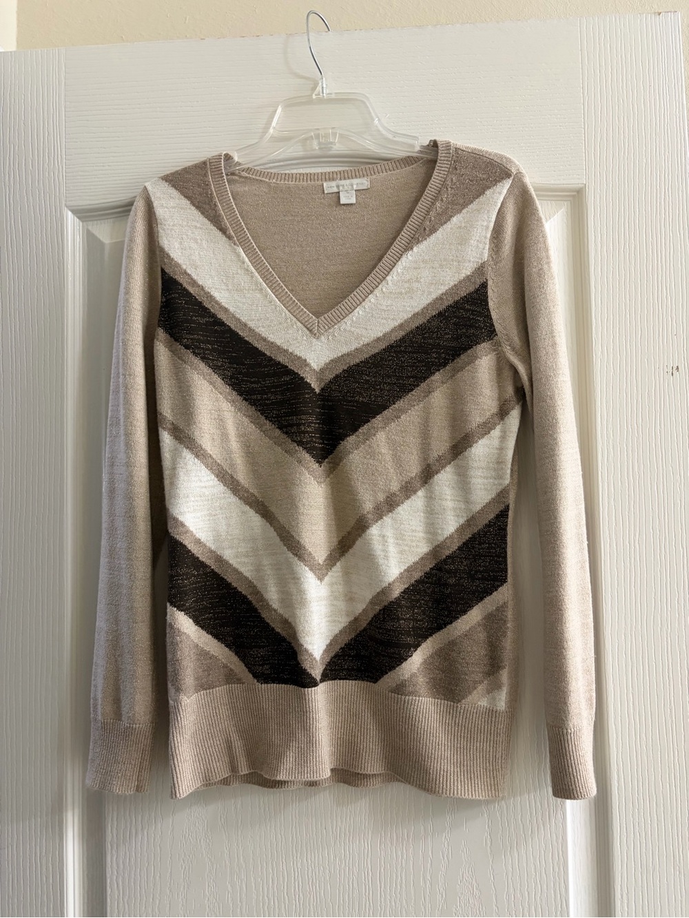 New York & Company Chevron Metallic V-Neck Sweater Beige Tan Brown Medium